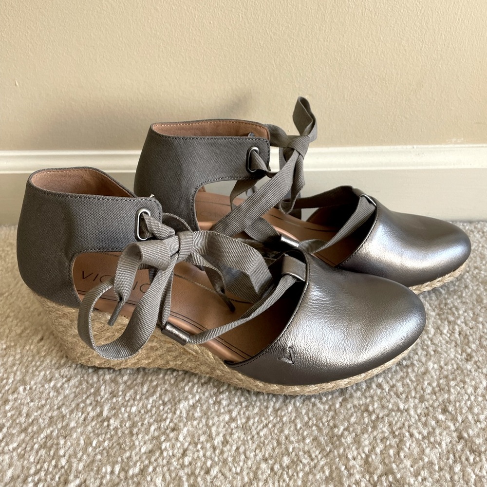 Vionic- size 8 silver NWT!